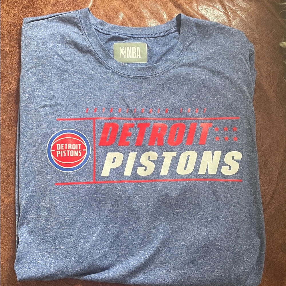 NBA Detroit Pistons Polyester Tee Shirt Size XL
BLUE RED WHITE Basketball